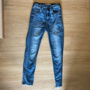 Classic jeans with frayed ankles